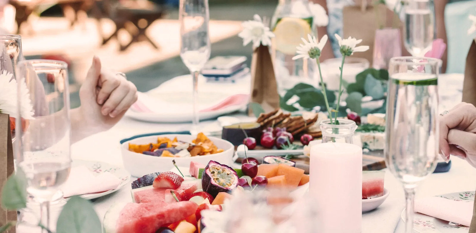 Gedeckter Tisch mit Obst, Getränken und Dekoration für Sommerfest Catering in Düsseldorf