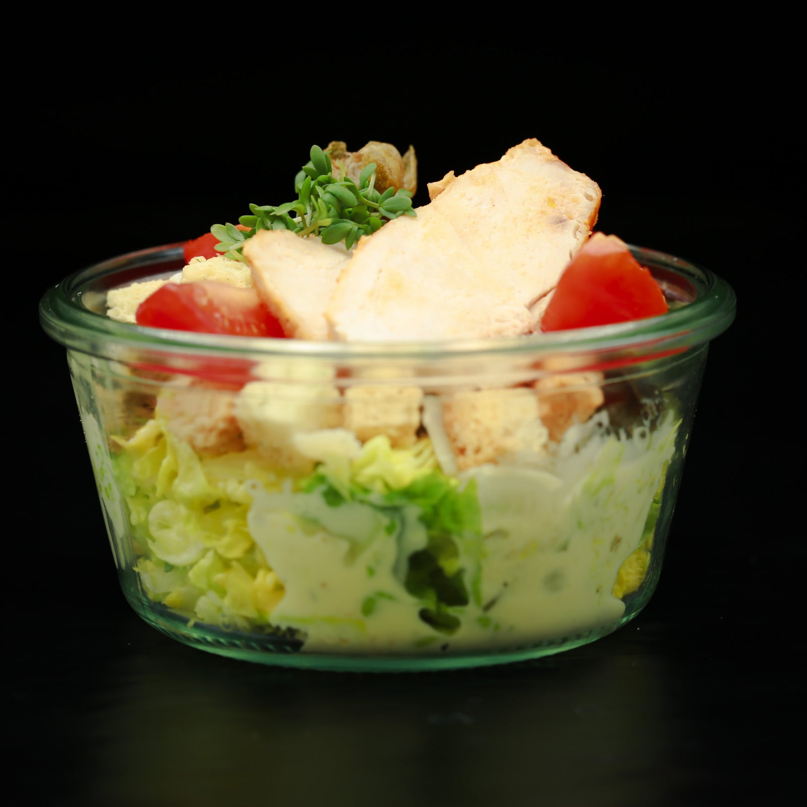 Caesar Salad: Frischer Römersalat mit Hähnchen, Parmesan & Croutons
