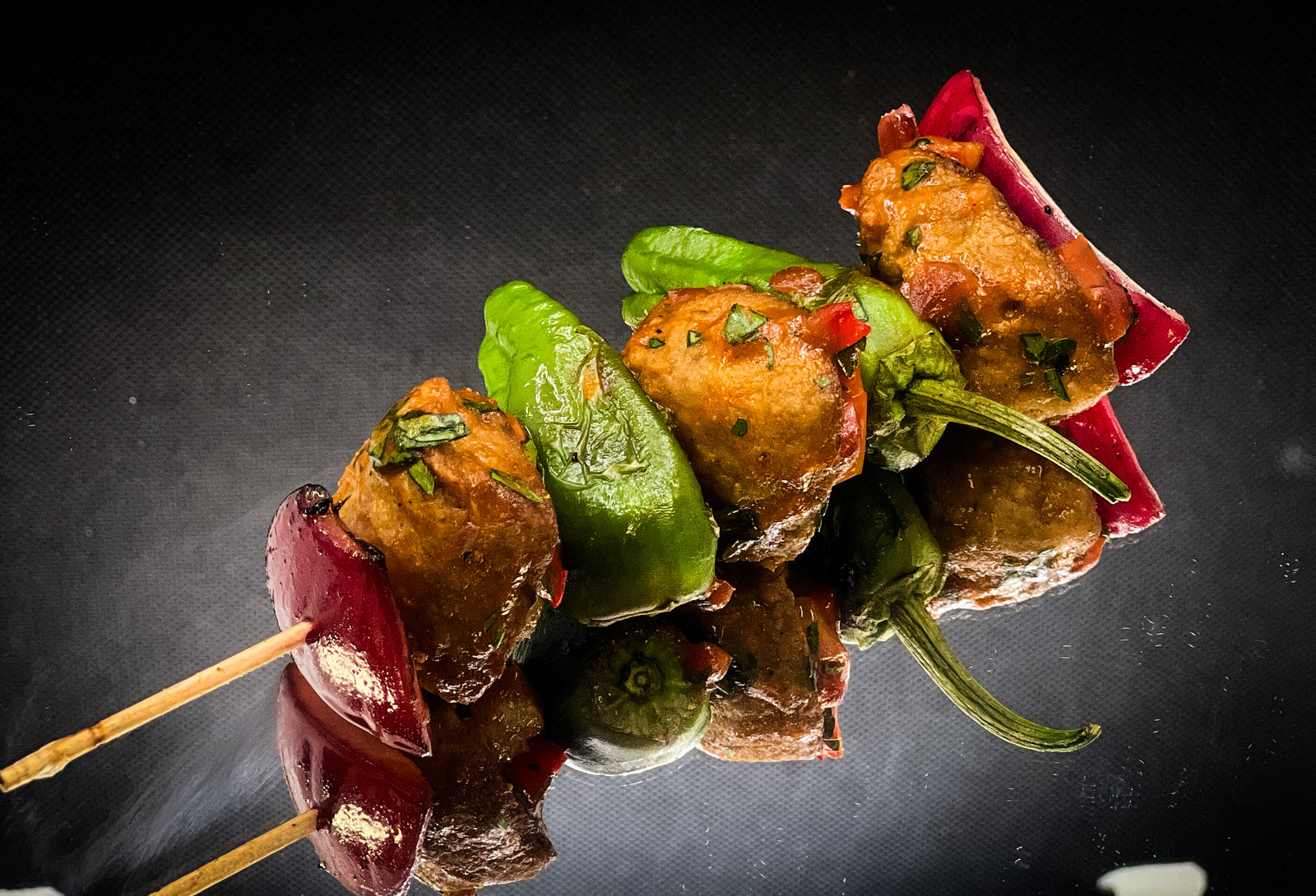 Hackbällchen mit Piementos & Salsa