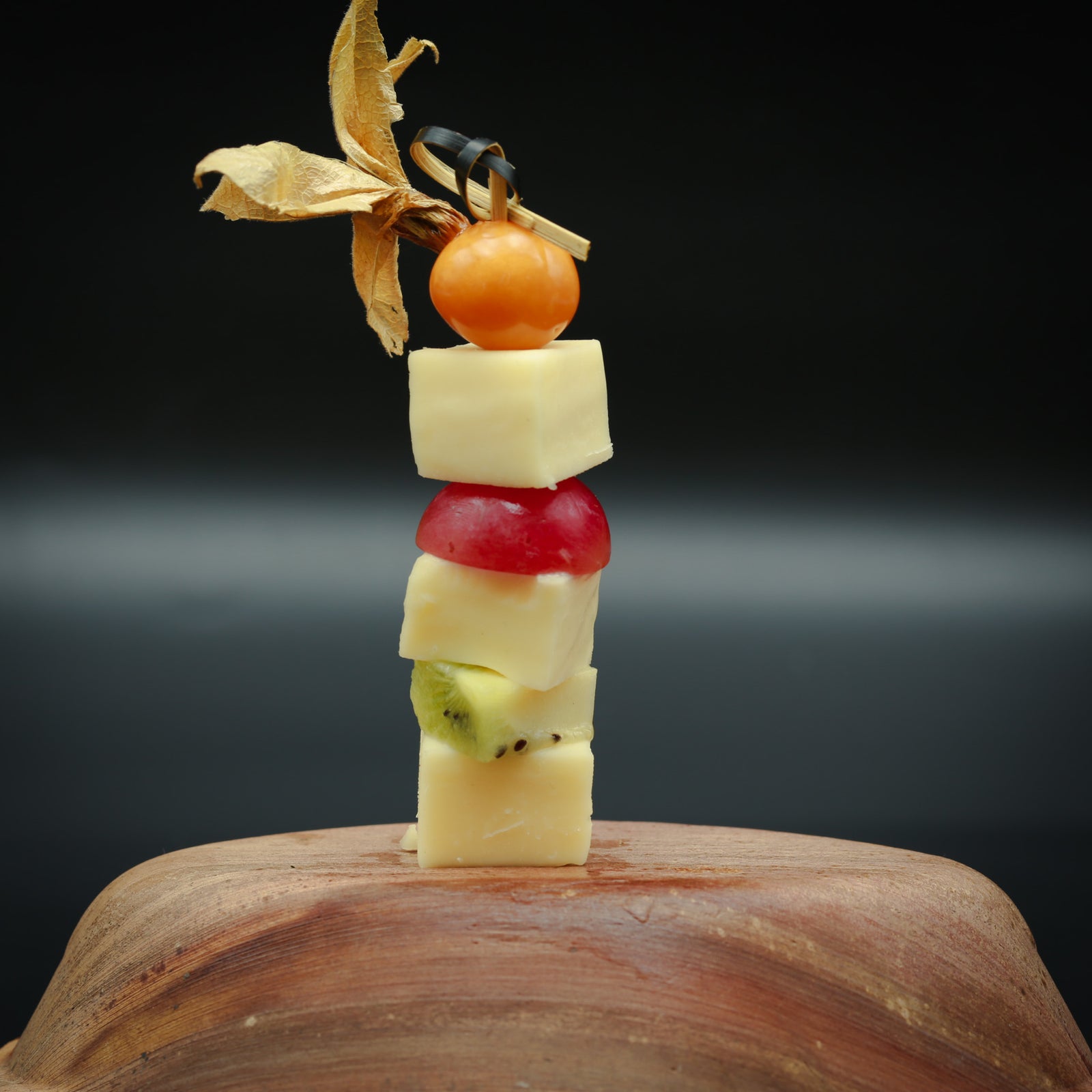 Käsespieß mit Früchten