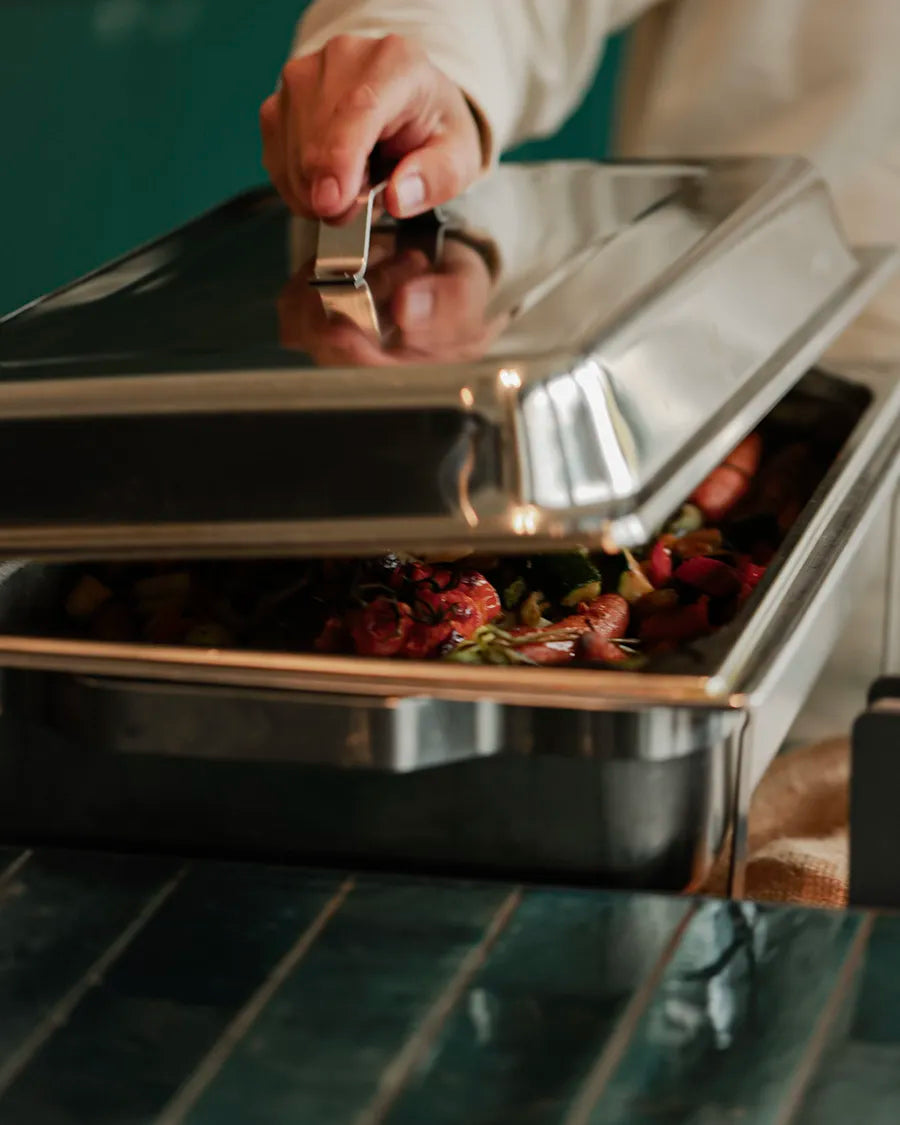 Warmes Buffet Catering mit Servierstation und Speisen in Düsseldorf