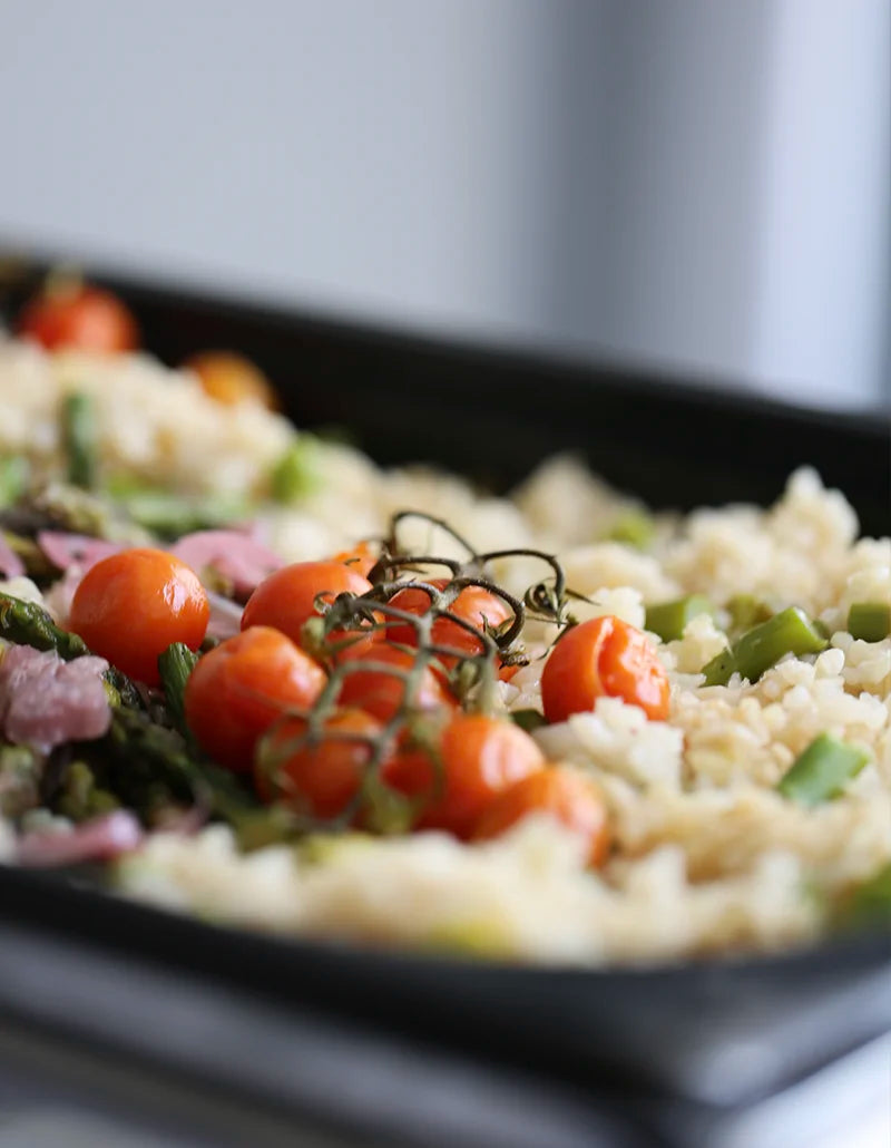 Buffetgericht mit Reis, grünem Spargel und Kirschtomaten für ein Business Catering