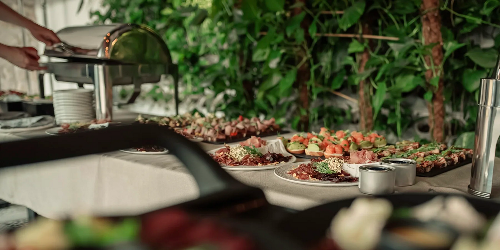Buffet mit Fingerfood und warmen Speisen für Business Catering in Düsseldorf