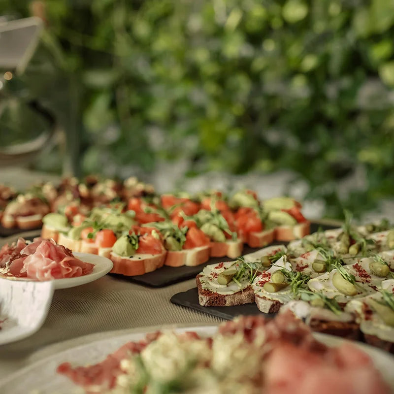 Frühstücksbuffet mit belegten Broten, Aufschnitt und frischen Häppchen