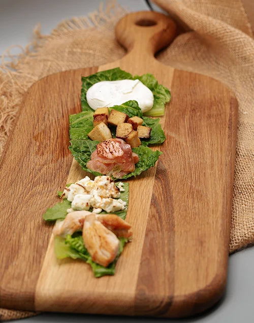 Canapés und Häppchen auf Holzbrett für Catering in Düsseldorf