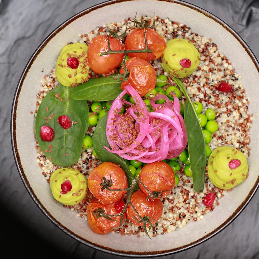 Frische Signature Bowl mit Quinoa, Avocado-Creme, Edamame und Granatapfel für Core & Glow Catering