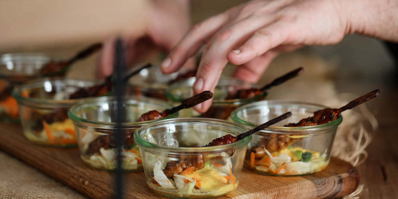 Fingerfood im Glas wird für ein Catering Event in Düsseldorf angerichtet