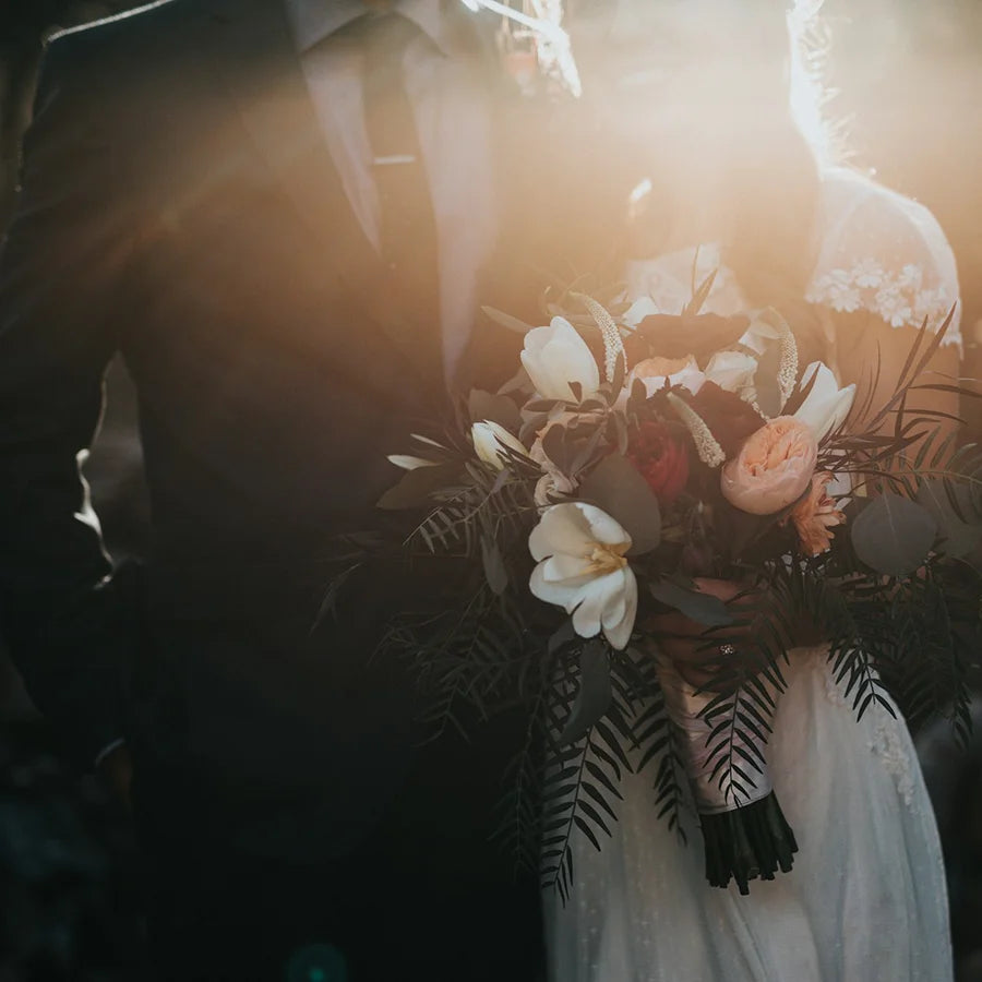 Brautpaar bei einer festlichen Hochzeit als Bild für Hochzeitscatering in Düsseldorf