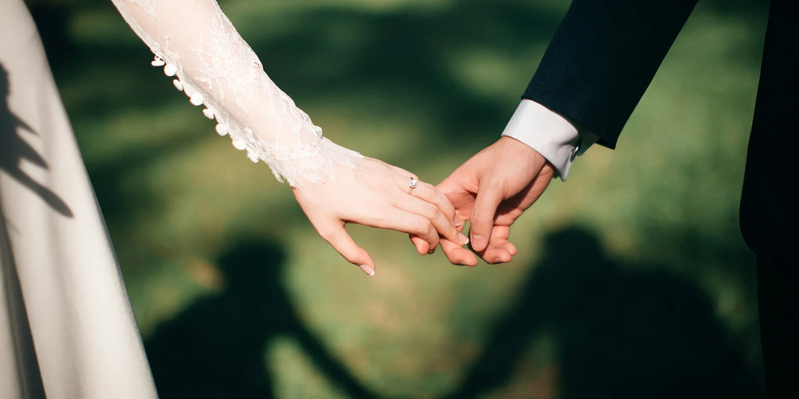 Braut und Bräutigam halten sich an den Händen bei einer Hochzeit in Düsseldorf
