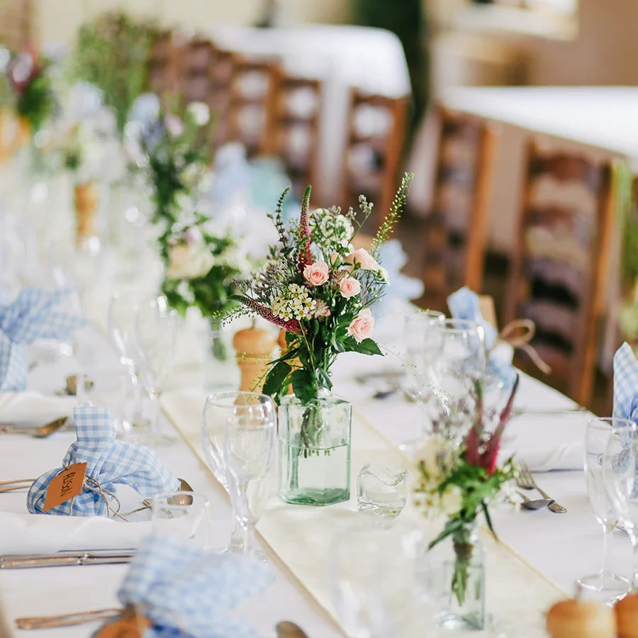 Festlich gedeckte Hochzeitstafel als Inspiration für stilvollen Empfang und Hochzeitscatering in Düsseldorf