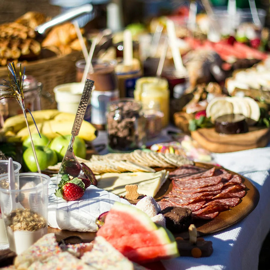 Vielfältiges Buffet mit Käse, Obst, Brot und weiteren Speisen für eine Hochzeitsfeier