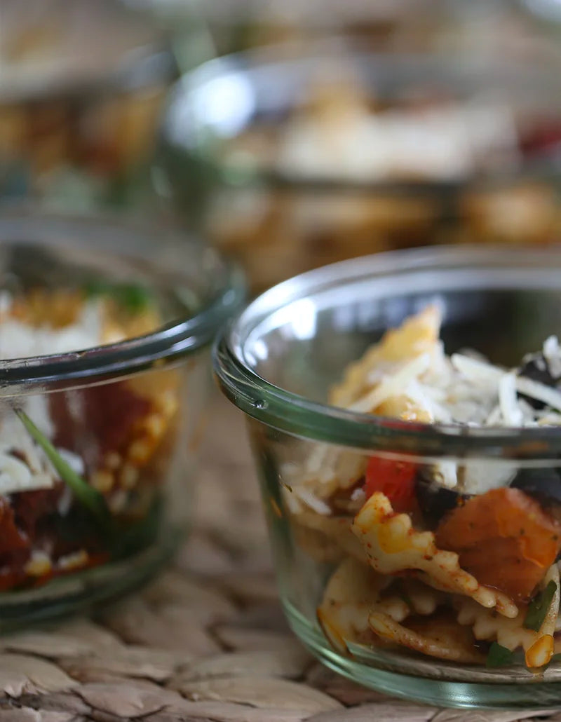 Pasta-Fingerfood mit getrockneten Tomaten, Oliven und Kräutern in kleinen Gläsern
