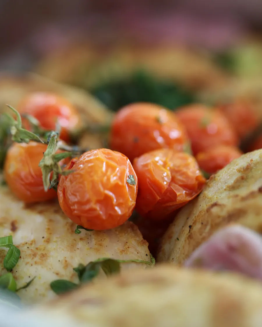 Premium Buffet Catering mit gerösteten Cherrytomaten und warmen Speisen in Düsseldorf