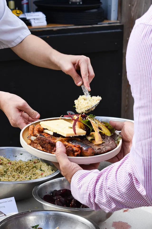 BBQ-Teller wird beim Sommerfest Catering serviert