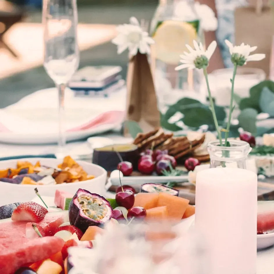 Sommerfest Catering in Düsseldorf bei gedecktem Tisch mit Früchten und Salaten