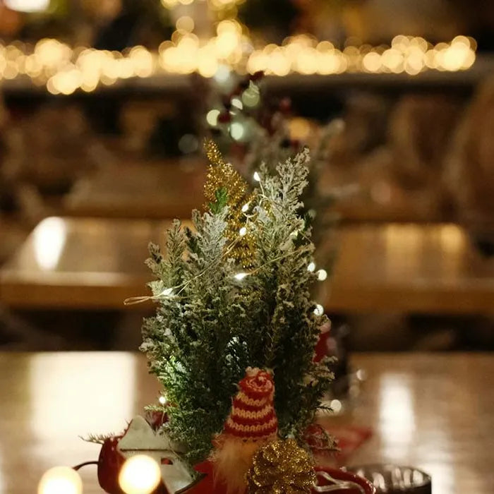 Nahaufnahme eines weihnachtlich gedeckten Tisches